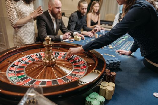 Free Spiny nebo Bonus Money: Co se Více Vyplatí v Online Kasinu?